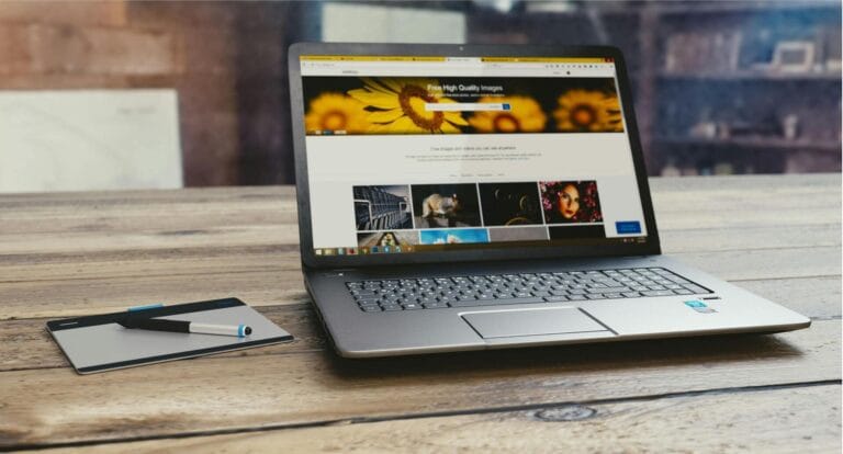 Un ordinateur portable posé sur une table, ouvert sur un site web proposant des images gratuites.
