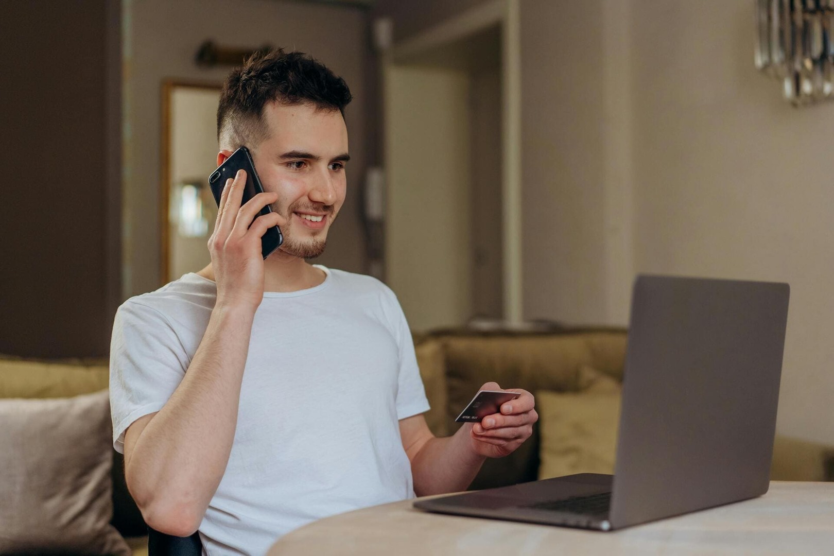 Un homme consultant le prix d’un site internet sur son ordinateur portable