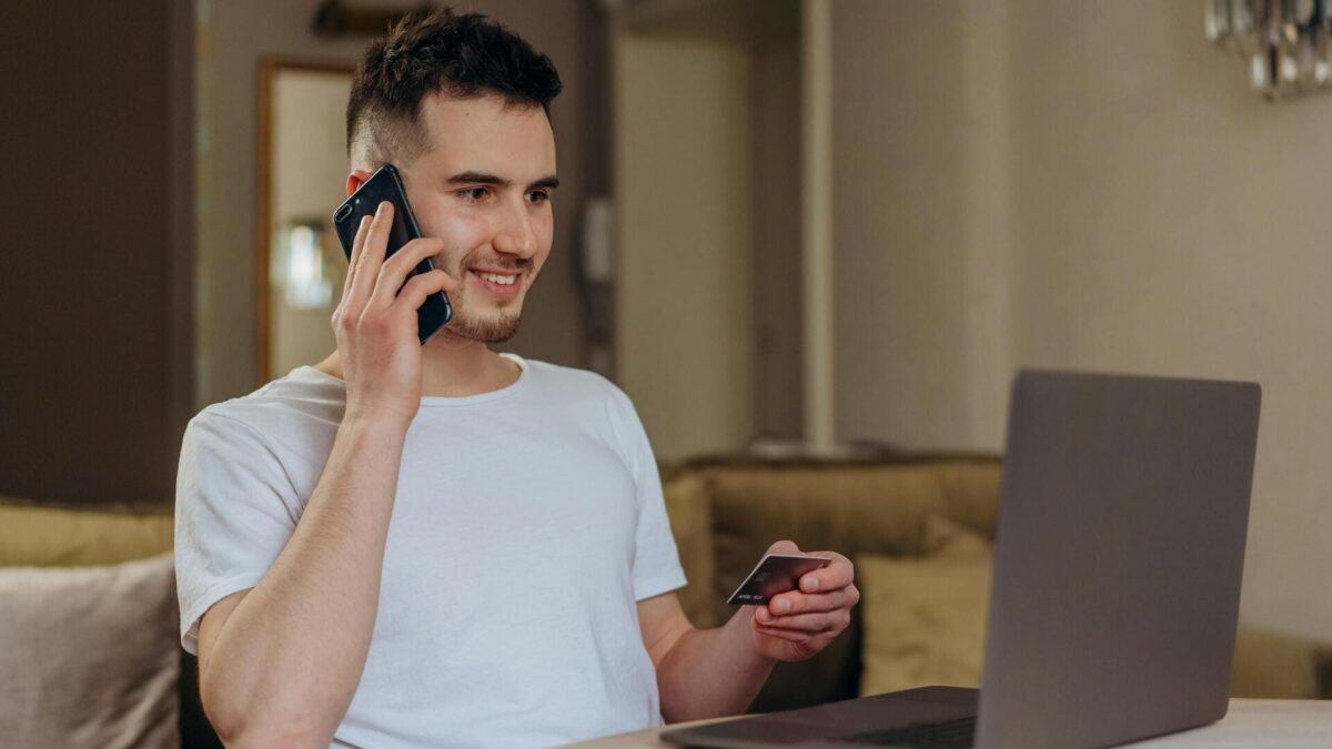 Un homme consultant le prix d’un site internet sur son ordinateur portable