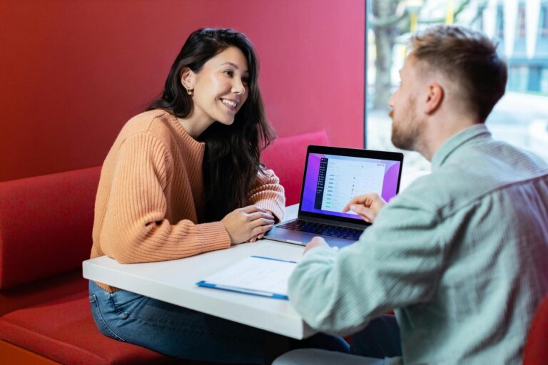 Discussion entre un professionnel du web et une cliente sur la création d’un site internet vitrine